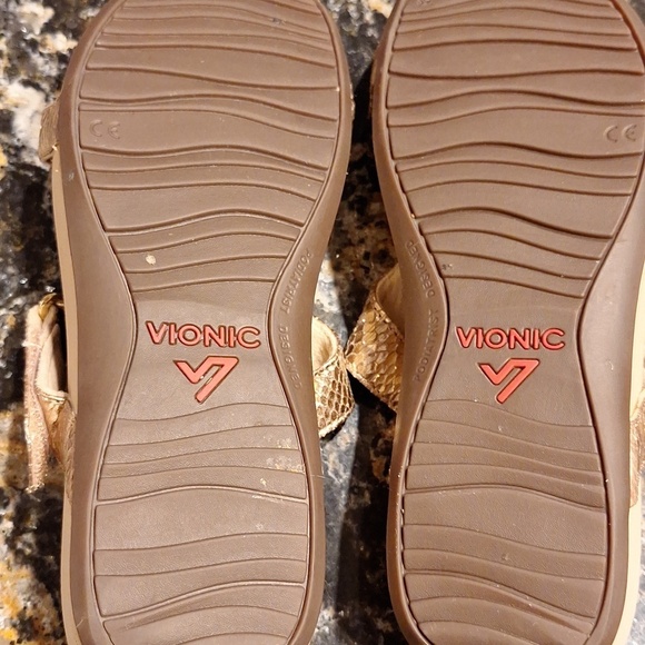 womens Vionic Slip On Sandals Size 8. EUC - Picture 3 of 4